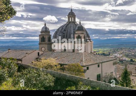 Blick auf die Kathedrale Santa Margherita in Montefiascone, Italien, unter einem dramatischen Himmel Stockfoto