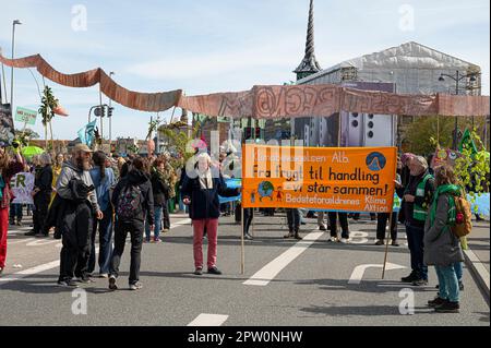 Kopenhagen, Dänemark, 28. April 20223. Befreit die Erde. Die Rebellion des Aussterbens demonstriert in Christiansborg für mehr Naturschutz und weniger industrielle Landwirtschaft in Dänemark. Die Demonstranten wollen Ackerland in wilde Natur verwandeln. (Kreditbild: © Stig Alenäs/Alamy Live News) NUR REDAKTIONELLE VERWENDUNG! Nicht für den kommerziellen GEBRAUCH! Kredit: Stig Alenäs/Alamy Live News Stockfoto