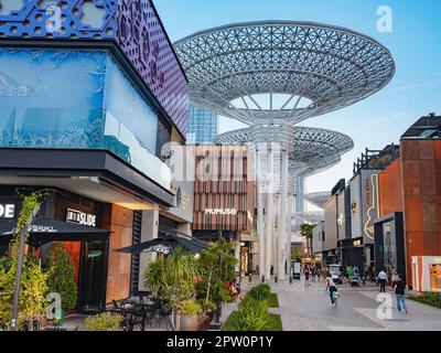 Dubai, Vereinigte Arabische Emirate, 26. März 2023: Touristen, die auf einem Fußweg in der Nähe des höchsten Feldes namens Dubai Eye oder Ain Dubai laufen. Bluewater i Stockfoto