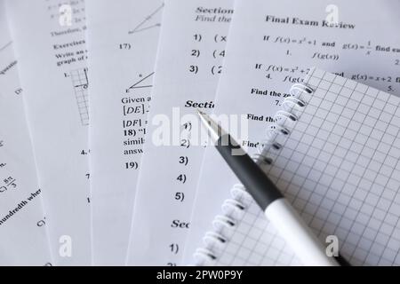 Handschrift der Mathematik quadratische Gleichung auf Prüfung, Praxis, Quiz oder Test in Mathematik Klasse. Lösung von exponentiellen Gleichungen Hintergrundkonzept. Stockfoto