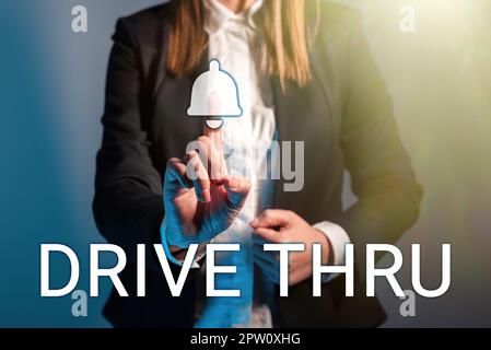 Schreiben mit Text Drive Thru, Business Showcase Place, wo Sie die Art von Service erhalten können, indem Sie durch den Drive Thru fahren Stockfoto