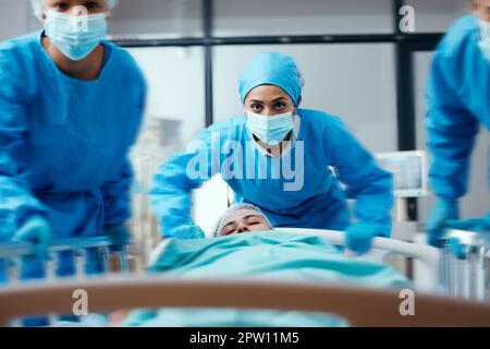 Chirurg, Bett und Rush in einem Krankenhaus für Notoperationen in der Notaufnahme mit einem kranken Patienten. Chirurgie-Team, schubsen schlafende Frau und schnelles Krankenhausbett Stockfoto
