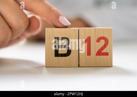 Vitamin B12. Arzt Hand Im Krankenhaus Stockfoto