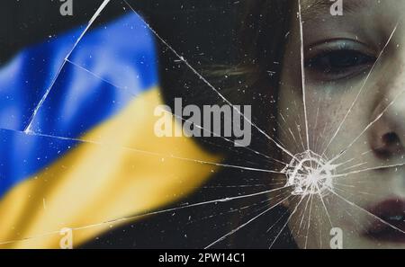 Weinendes ukrainisches Kind wegen des Krieges Stockfoto
