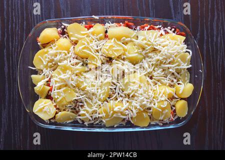 Kartoffelauflauf mit Kidney Beans. Garniert mit Käse in einem Auflauf. Vor dem Backen. Draufsicht. Stockfoto