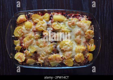 Kartoffelauflauf mit Kidney Beans. Garniert mit Käse in einem Auflauf. Draufsicht Stockfoto