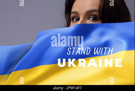 Mädchen mit ukrainischer Flagge. Bitte beenden Sie den Krieg Stockfoto