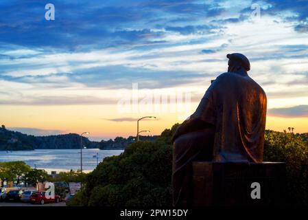 Beobachtung der Statue von König Petar Kresimir im Hafen von sibenik, kroatien Stockfoto