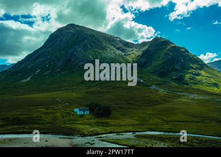 Ein traditioneller Gebirgskörper, eingebettet unter dem Buachaille Etive Mor am Fluss Coupall in der Nähe von Glencoe im schottischen Hochland Stockfoto