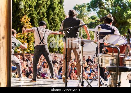 19/11/2022, Madrid, Spanien: Sommermusikfestival im Park. Musikband springt während der Aufführung auf der Bühne Stockfoto