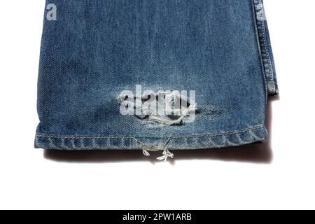 Gebrochener blauer Jeanssaum auf weißem Hintergrund Stockfoto