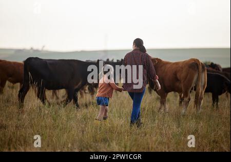 Kuhzüchter, Mutter und Mädchen auf dem Bauernhof, Landwirtschaft Natur oder Vieh Nachhaltigkeit Land Feld. Familienbindung und Arbeit an einer gesunden Umwelt Stockfoto
