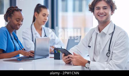 Medizinisches Team Studierende oder Ärzte Beratung Team Mentoren oder Gesundheitsärzte diskutieren patientenmedizinische Behandlungen im Krankenhaus. Professionelles Mal Stockfoto