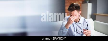 Augenschmerzen Und Entzündungen. Mann Mit Retina Müdigkeit Und Krämpfe Stockfoto