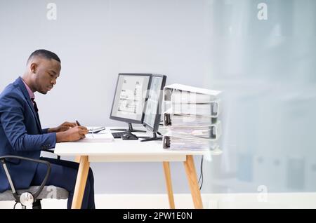 Junge Afrikanische Unternehmer Berechnen Rechnungen Mit Dem Rechner Stockfoto