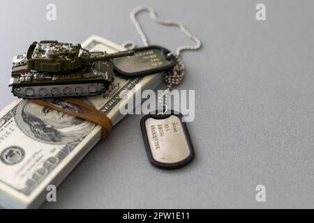 Armeemedaillons und Dollarscheine auf US-Flagge. Militärrente, Militärgehalt oder Militärversicherung Stockfoto