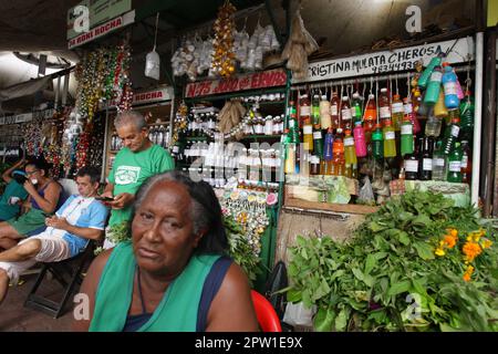 Händler von Kräutermedizin warten auf Kunden am faszinierendsten Ort in der Region Belem Amazonas nördlich von Brasilien, ist der Flussmarkt Ver-o-Peso ( Check-the-Weight) am 28. April 2023. Der Ver-o-Peso-Markt ist seit 396 Jahren die größte Open-Air-Messe in Lateinamerika, die Hauptausstellung für Produkte von Amazon. (Foto: Paulo Amorim/Sipa USA) Guthaben: SIPA USA/Alamy Live News Stockfoto