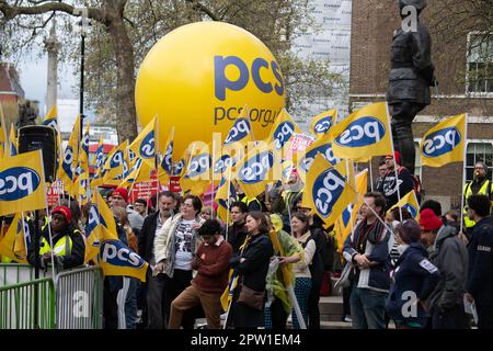 Whitehall, London, Großbritannien. 28. April 2023. Mehr als 130.000 Beamte, die Mitglieder der Union für öffentliche und kommerzielle Dienstleistungen (Public and Commercial Services Union, PCS) sind, sind heute in einem anhaltenden Streit über die Bezahlung und die Arbeitsbedingungen gestreikt. Eine PC-Rallye fand heute außerhalb der Downing Street in London statt. Kredit: Maureen McLean/Alamy Live News Stockfoto