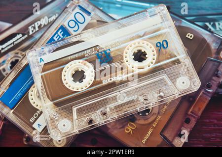 Eine alte Audiokassette von Sony befindet sich auf verschiedenen Kassetten Stockfoto