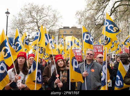 Whitehall, London, Großbritannien. 28. April 2023. Mehr als 130.000 Beamte, die Mitglieder der Union für öffentliche und kommerzielle Dienstleistungen (Public and Commercial Services Union, PCS) sind, sind heute in einem anhaltenden Streit über die Bezahlung und die Arbeitsbedingungen gestreikt. Eine PC-Rallye fand heute außerhalb der Downing Street in London statt. Kredit: Maureen McLean/Alamy Live News Stockfoto