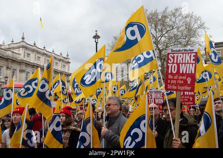 Whitehall, London, Großbritannien. 28. April 2023. Mehr als 130.000 Beamte, die Mitglieder der Union für öffentliche und kommerzielle Dienstleistungen (Public and Commercial Services Union, PCS) sind, sind heute in einem anhaltenden Streit über die Bezahlung und die Arbeitsbedingungen gestreikt. Eine PC-Rallye fand heute außerhalb der Downing Street in London statt. Kredit: Maureen McLean/Alamy Live News Stockfoto