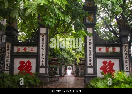 Ngoc Son Tempel ein herrliches Symbol der buddhistischen Architektur am Hoan Kiem See, auch bekannt als „Schwertsee“, in Hanoi, Vietnam Stockfoto