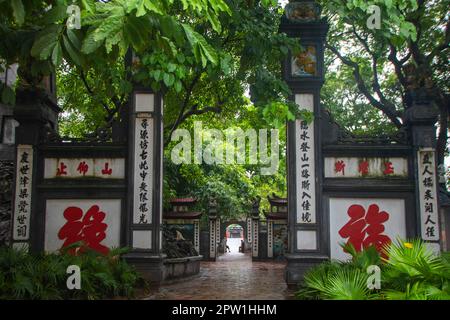 Ngoc Son Tempel ein herrliches Symbol der buddhistischen Architektur am Hoan Kiem See, auch bekannt als „Schwertsee“, in Hanoi, Vietnam Stockfoto