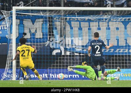 Bochum, Deutschland. 28. April 2023. Fußball: Bundesliga, VfL Bochum - Borussia Dortmund, Matchday 30 im Vonovia Ruhrstadion, Dortmunds Karim Adeyemi (l) erzielt 1:1. WICHTIGER HINWEIS: Gemäß den Anforderungen der DFL Deutsche Fußball Liga und des DFB Deutscher Fußball-Bund ist es verboten, im Stadion aufgenommene Fotos und/oder das Spiel in Form von Sequenzbildern und/oder videoähnlichen Fotoserien zu verwenden oder verwenden zu lassen. Kredit: Federico Gambarini/dpa/Alamy Live News Stockfoto