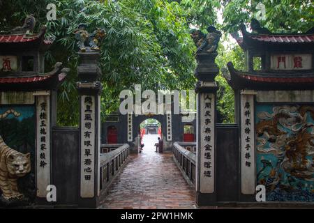 Ngoc Son Tempel ein herrliches Symbol der buddhistischen Architektur am Hoan Kiem See, auch bekannt als „Schwertsee“, in Hanoi, Vietnam Stockfoto