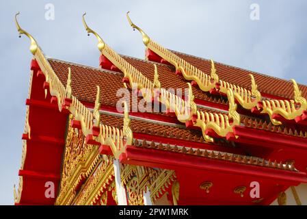 Goldenen Verzierungen auf dem Dach eines buddhistischen Schrein im Wat Suwankiriket Schule Tempel, in Karon, Provinz Phuket, Thailand. Stockfoto
