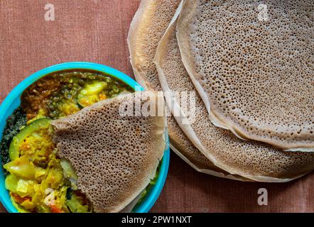 Injera ist ein saurer, fermentierter Fladenbrot, der in Äthiopien und Eritrea beliebt ist Stockfoto