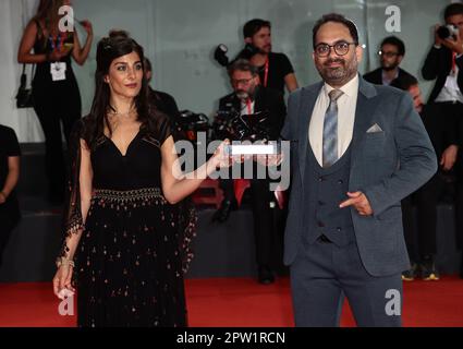 VENEDIG, ITALIEN - SEPTEMBER 10: Mina Kavani und Reza Heydari posieren beim Venedig Film Festival 79. am 10. September 2022 mit dem Sonderpreis der Jury Stockfoto