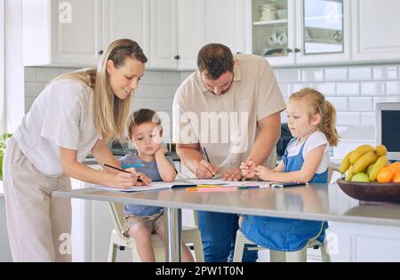 Kaukasische Eltern helfen Kindern bei Hausaufgaben. Zwei Geschwister, die in der Schule arbeiten. Mutter hilft ihrem Sohn bei den Hausaufgaben. Bruder und Schwester zeichnen Witze Stockfoto
