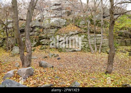 Granitfelsen des Bukski Canyon im Herbst. Malerische Landschaft und schöner Ort des ukrainischen Tourismus Stockfoto