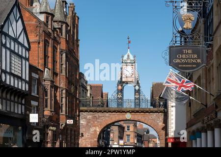 Die Eastgate Clock und das Chester Grosvenor Hotel an der Eastgate Street Chester UK Stockfoto