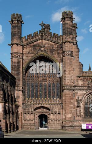 Die Westfront der Chester Cathedral an der St. Werburgh Street Chester UK Stockfoto