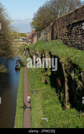 Der Shropshire Union Kanal verläuft entlang der Stadtmauern in der Nähe der Northgate Street im Stadtzentrum von Chester, Großbritannien Stockfoto