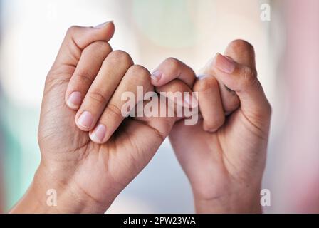 Frauen, Hände oder kleine Finger versprechen Vertrauen, Unterstützung oder Sicherheit für Gemeinschaft, Solidarität oder Erfolg. Zoom, Freunde oder Menschen mit Einfühlungsvermögen, Team Stockfoto