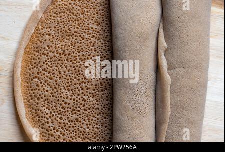 Nahaufnahme von Injera, sauer fermentiertes Pfannkuchen-ähnliches Fladenbrot mit schwammender Konsistenz, beliebt in Äthiopien und Eritrea Stockfoto