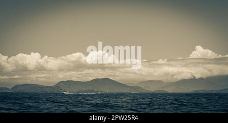 Panorama der tropischen Inseln Ilha Grande in Angra dos Reis, Rio de Janeiro, Brasilien. Stockfoto