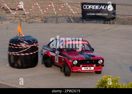 Steve Hopewell tritt gegen einen Ford Escort Mk2 an, der an der Corbeau Seats Rallye am Meer in Clacton on Sea, Essex, Großbritannien teilnimmt. Mitfahrer Mike Smith Stockfoto