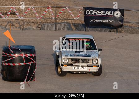 Thomas Clark fährt mit einem Ford Escort MKII an der Corbeau Seats Rallye am Meer in Clacton on Sea, Essex, Großbritannien. Mitfahrer Alistair Wyllie Stockfoto