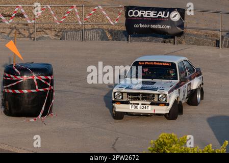 Thomas Clark fährt mit einem Ford Escort MKII an der Corbeau Seats Rallye am Meer in Clacton on Sea, Essex, Großbritannien. Mitfahrer Alistair Wyllie Stockfoto