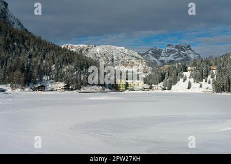 Panoramablick auf den gefrorenen Misurina-See in den Dolomiten, Italien, im Winter Stockfoto