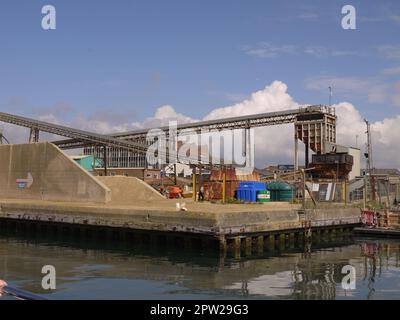 Cemex Brighton Concrete Plant & Wharf, Halls Wharf, Portslade, aus Sicht des Southwick Ship Canal im Mai 2019 Stockfoto