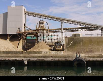 Cemex Brighton Concrete Plant & Wharf, Halls Wharf, Portslade, aus Sicht des Southwick Ship Canal im Mai 2019 Stockfoto