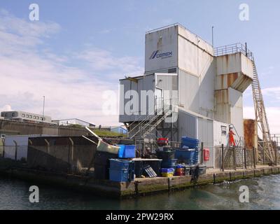 Cemex Brighton Concrete Plant & Wharf, Halls Wharf, Portslade, aus Sicht des Southwick Ship Canal im Mai 2019 Stockfoto