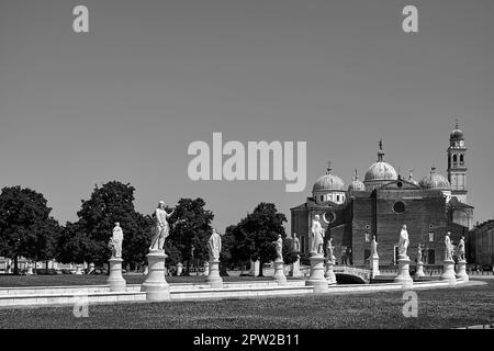 Statuen und Park und Basilica de Santa Justina Kirche in Prato della Valle in der Stadt Padua in Italien, monochrom Stockfoto