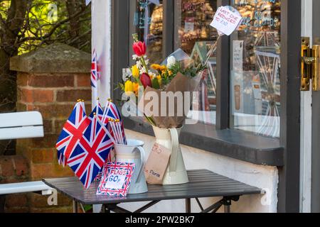 April 28. 2023, Union Jack Flags zum Verkauf vor einem Dorfladen in Selborne, Hampshire, England, Großbritannien, zur Krönung von König Karl III Stockfoto