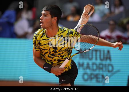 Madrid, Spanien. 28. April 2023. Carlos Alcaraz aus Spanien bedient Emil Ruusuvuori aus Finnland während ihres zweiten Spiels am fünften Tag der Mutua Madrid Open im Caja Magica-Stadion in Madrid, Spanien, am Freitag, den 28. April, 2023. Foto: Paul Hanna/UPI Credit: UPI/Alamy Live News Stockfoto